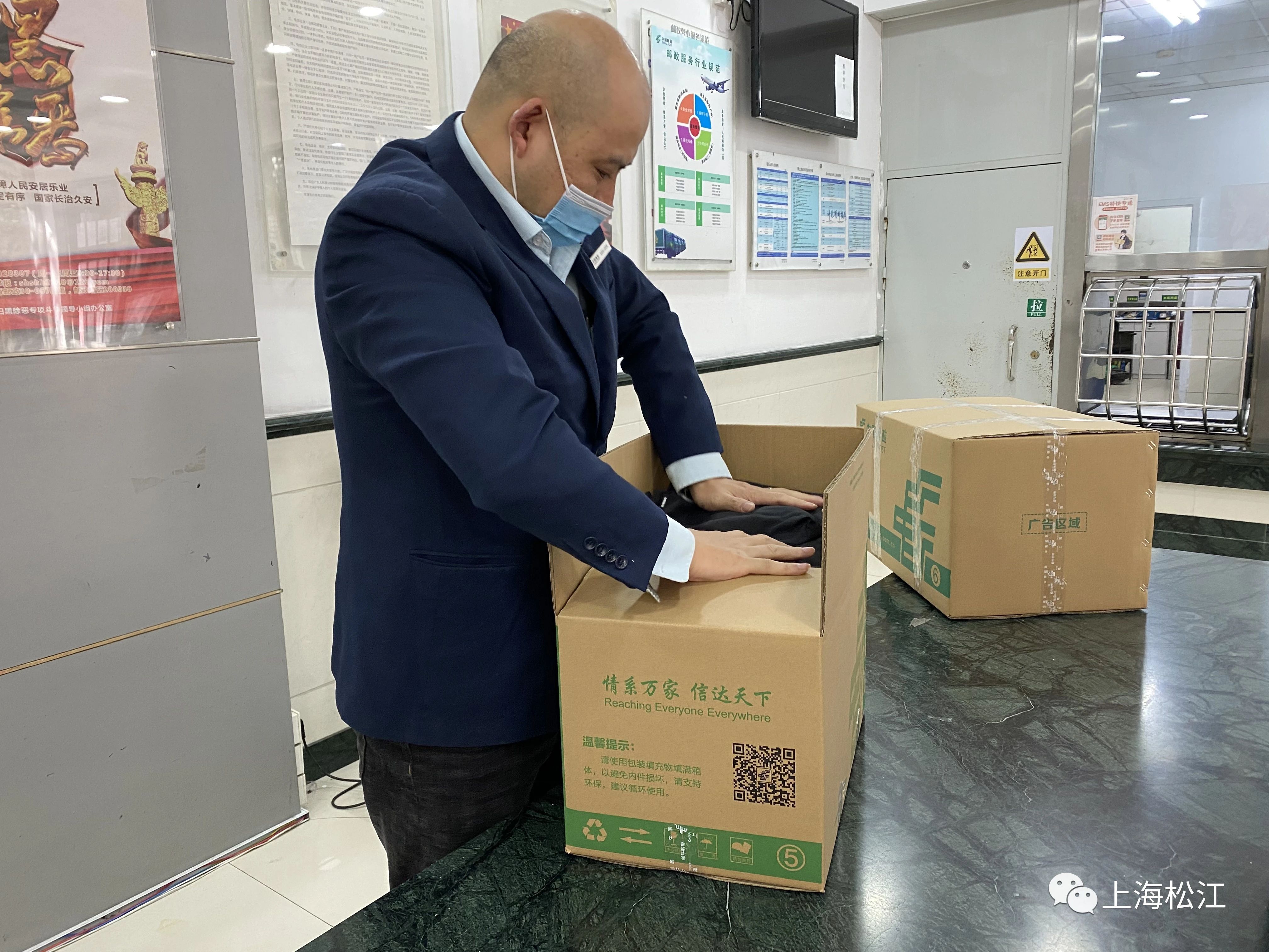 顾客取出物品，快递员把包装纸箱收回了，这样的操作你遇到过吗？
